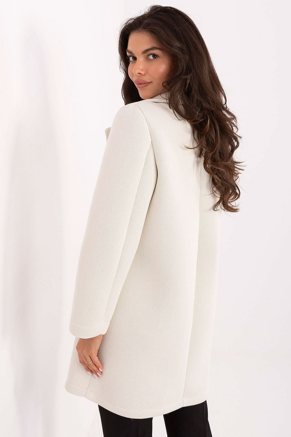 Abrigo Mujer Estructurado Broche – Blanco Roto – detalle 3 | DOMELVA
