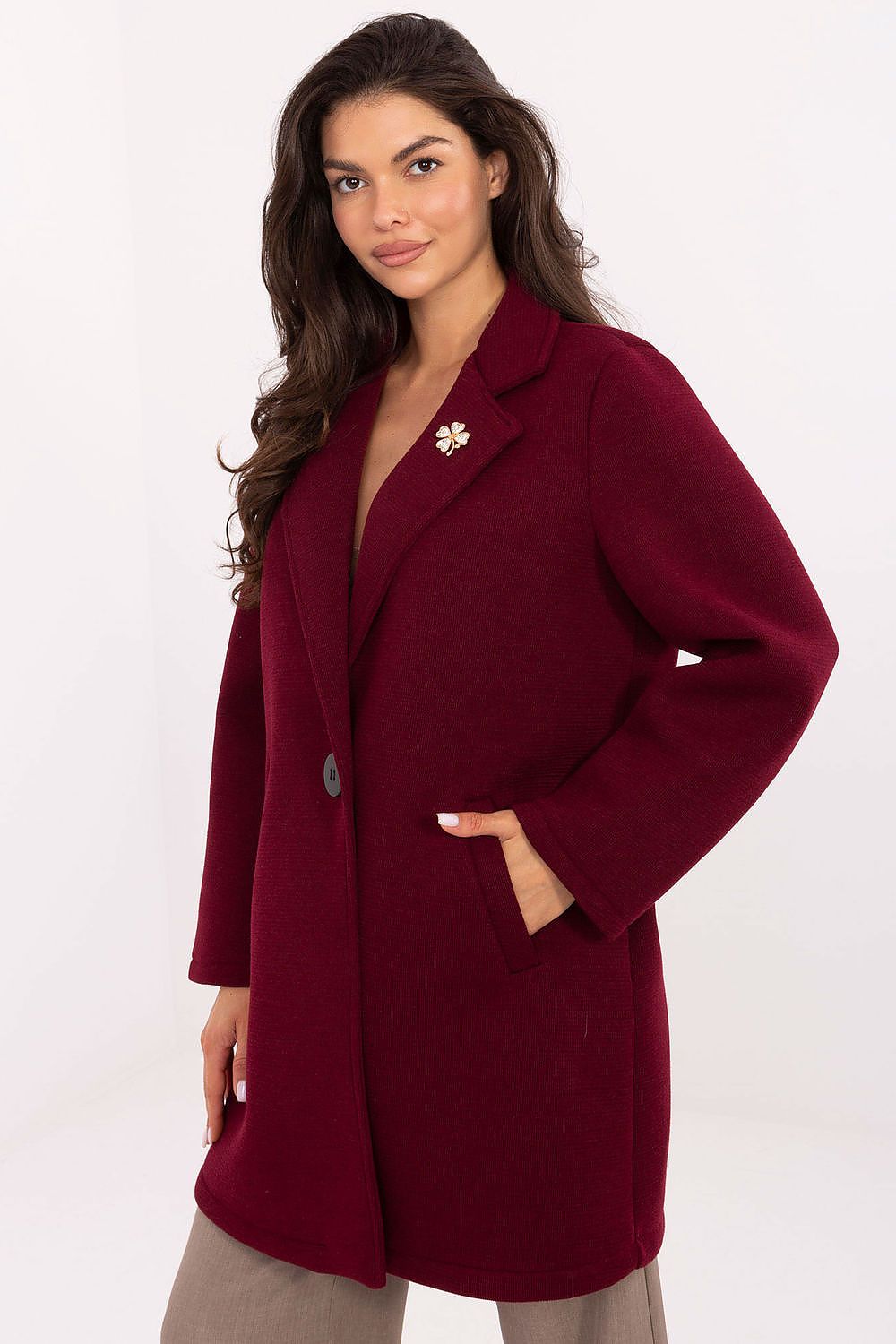 Abrigo Mujer Estructurado Broche – Burdeos – detalle 2 | DOMELVA