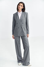Blazer Mujer Cruzado Raya Diplomática – Gris Piedra – detalle 2 | DOMELVA