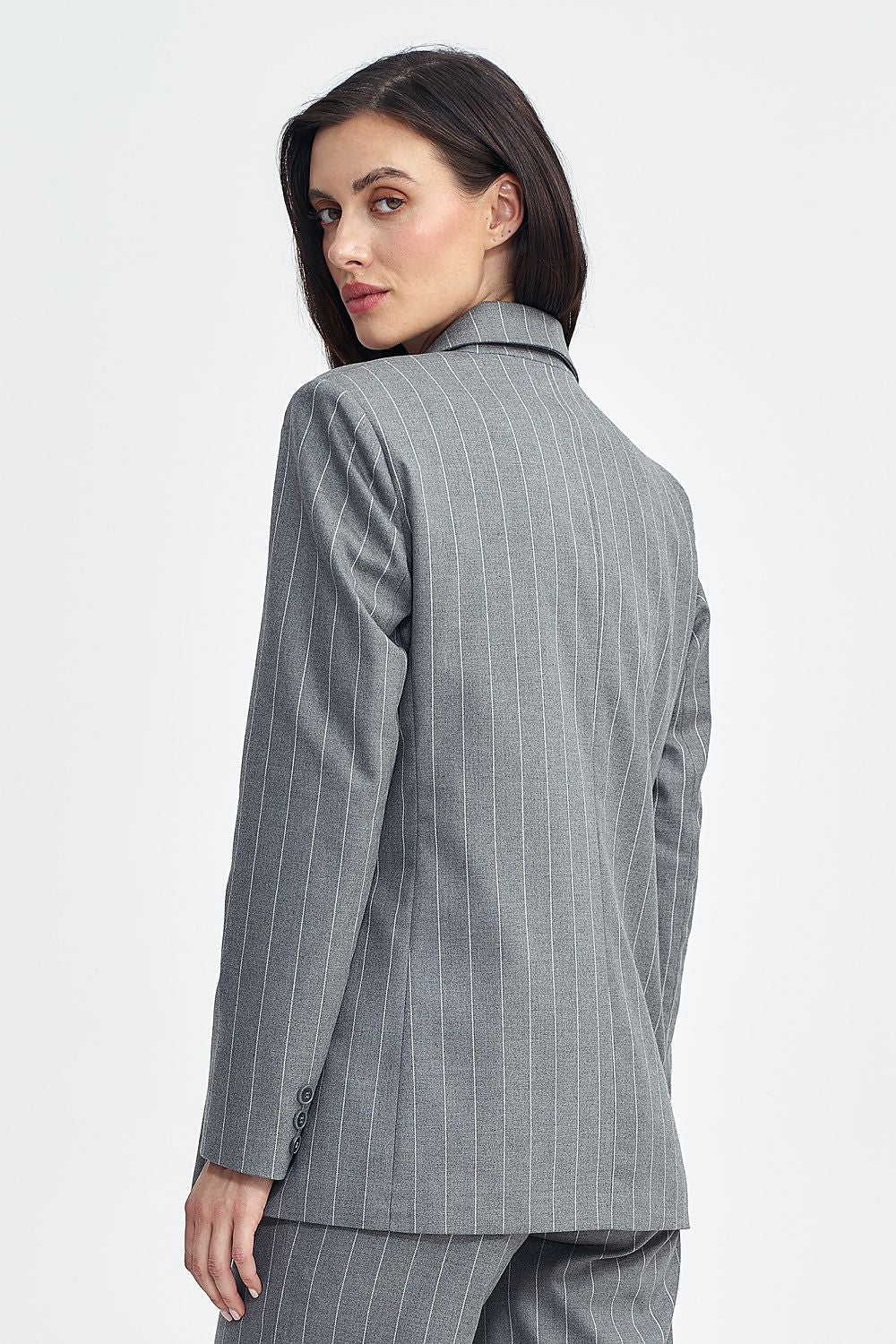 Blazer Mujer Cruzado Raya Diplomática – Gris Piedra – detalle 3 | DOMELVA