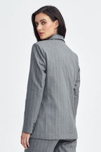 Blazer Mujer Cruzado Raya Diplomática – Gris Piedra – detalle 3 | DOMELVA