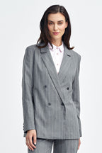 Blazer Mujer Cruzado Raya Diplomática – Gris Piedra – detalle 4 | DOMELVA