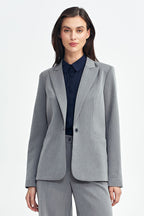 Blazer Mujer Entallado Sastrería – Gris Piedra – detalle 2 | DOMELVA
