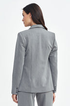 Blazer Mujer Entallado Sastrería – Gris Piedra – detalle 3 | DOMELVA
