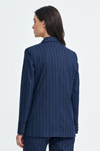 Blazer Mujer Oversize Raya Diplomática – Azul Marino – detalle 3 | DOMELVA