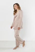 Blazer Mujer Sastre Minimalista – Beige Rosado – detalle 2 | DOMELVA