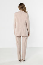 Blazer Mujer Sastre Minimalista – Beige Rosado – detalle 3 | DOMELVA