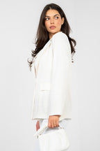 Blazer Mujer Sastre Minimalista – Blanco Roto – detalle 2 | DOMELVA