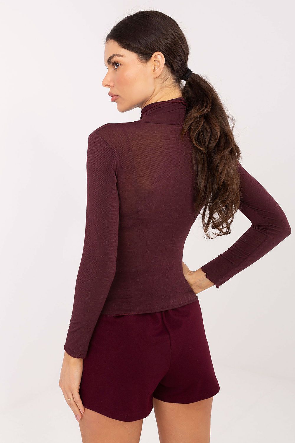 Blusa Mujer Ajustada Cuello Alto Manga Larga – Rojo Granate – detalle 3 | DOMELVA
