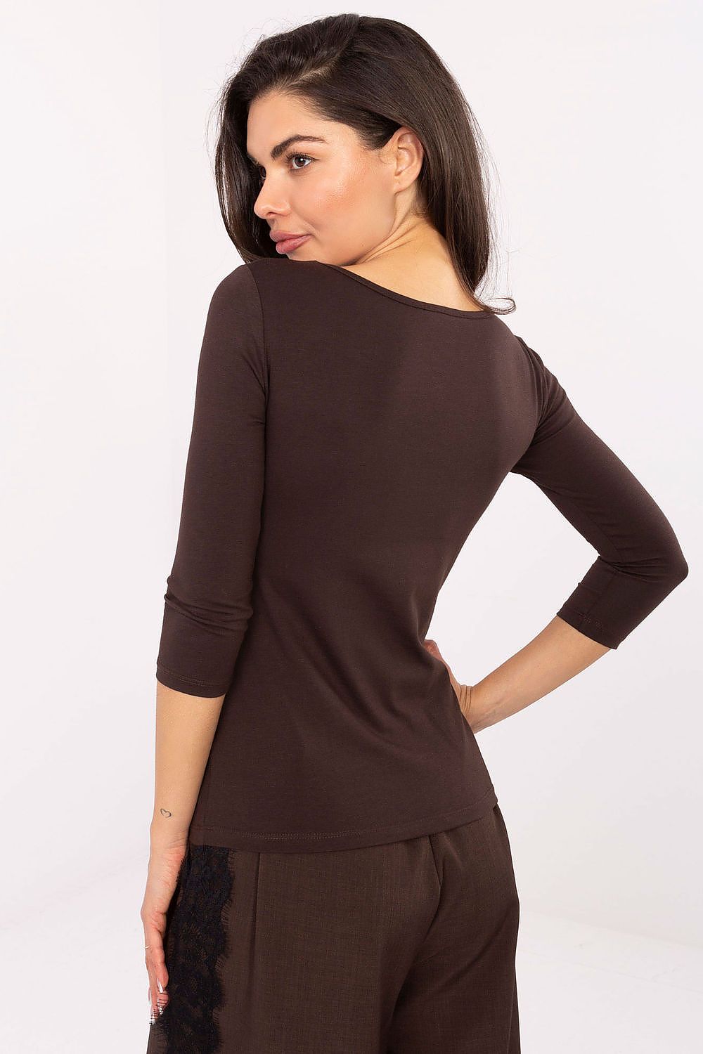 Blusa Mujer Clásica Manga 3/4 Cuello Redondo – Marrón Café – detalle 3 | DOMELVA