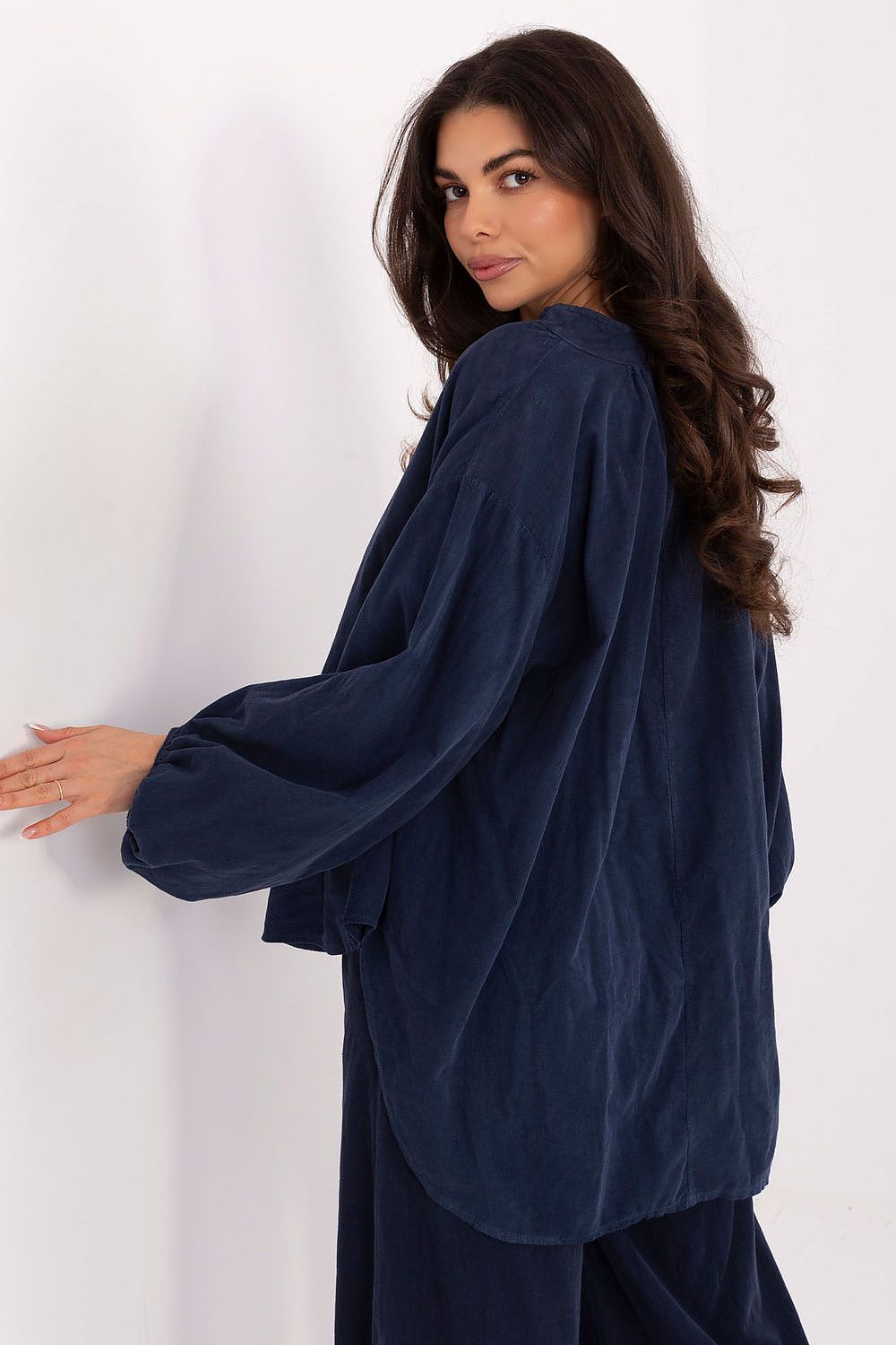 Blusa Mujer Camisera Holgada Cuello Alzado Botones – Azul Tinta – detalle 3 | DOMELVA