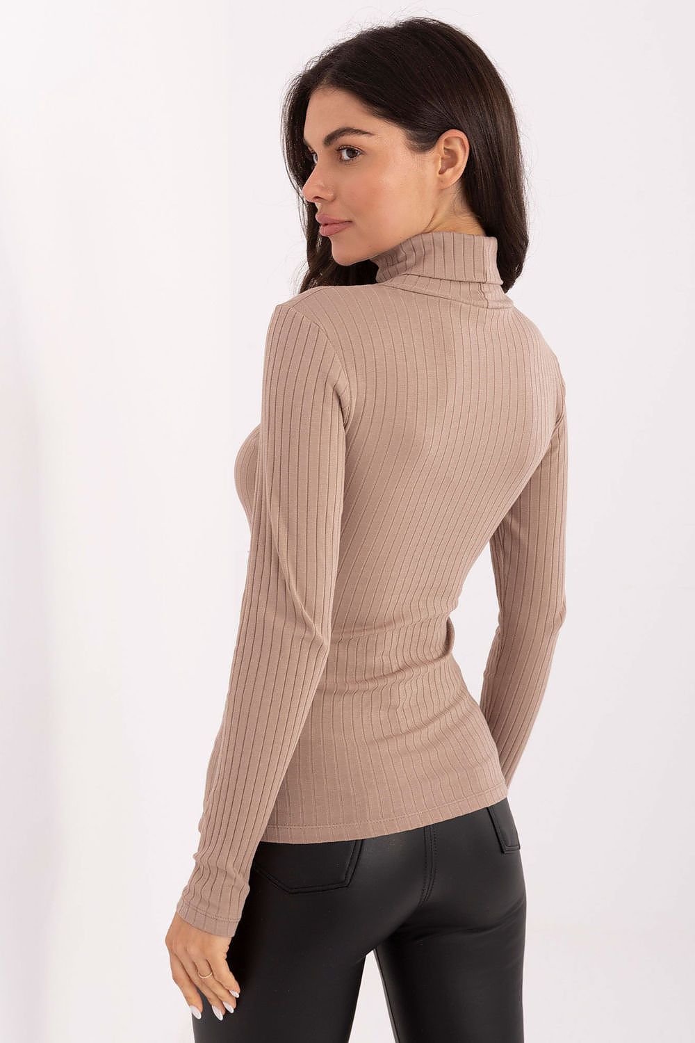 Blusa Mujer Canalé Cuello Alto Manga Larga – Beige Avena – detalle 3 | DOMELVA