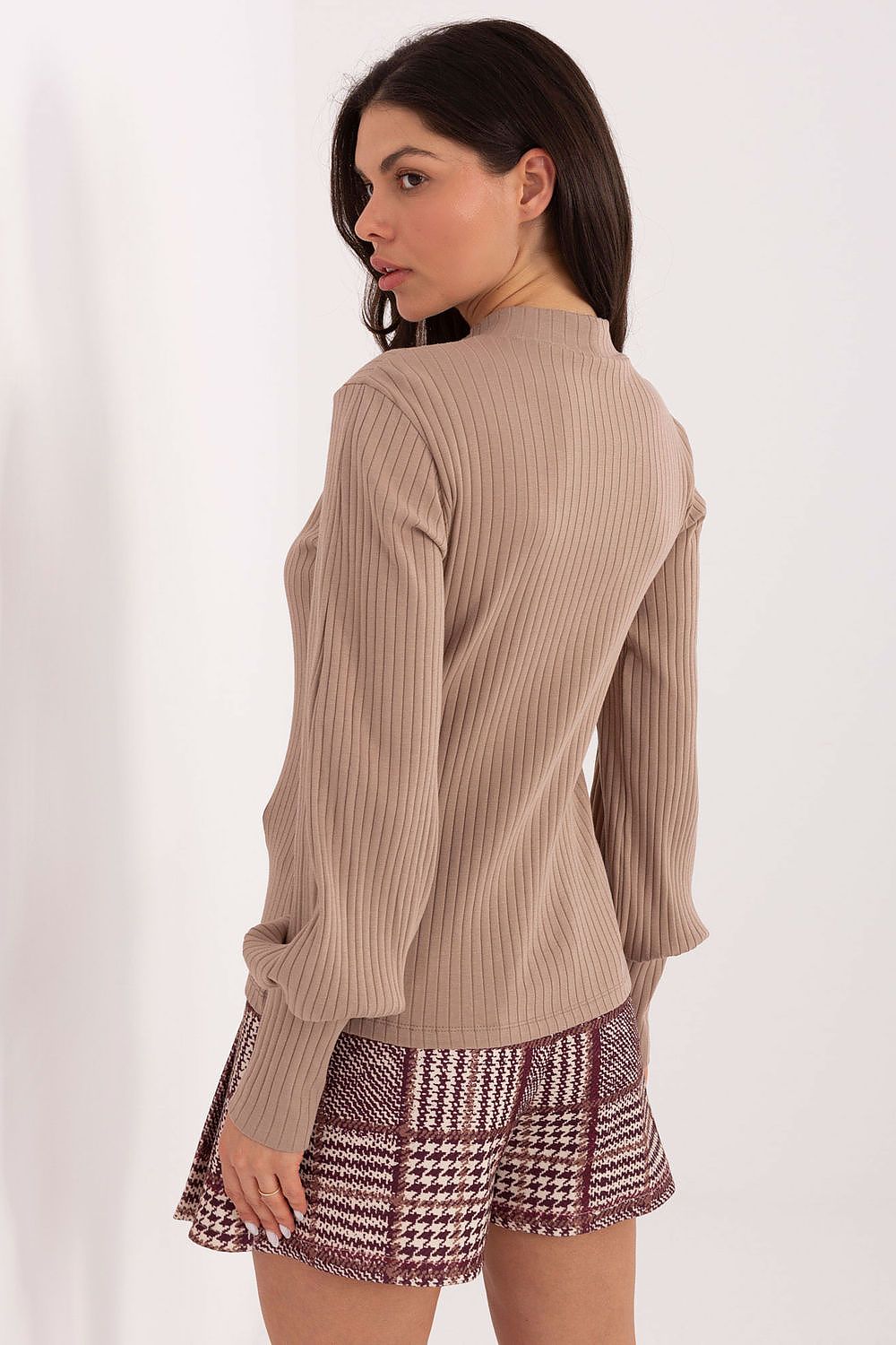 Blusa Mujer Algodón Cuello Cisne Manga Abullonada – Beige Topo – detalle 3 | DOMELVA