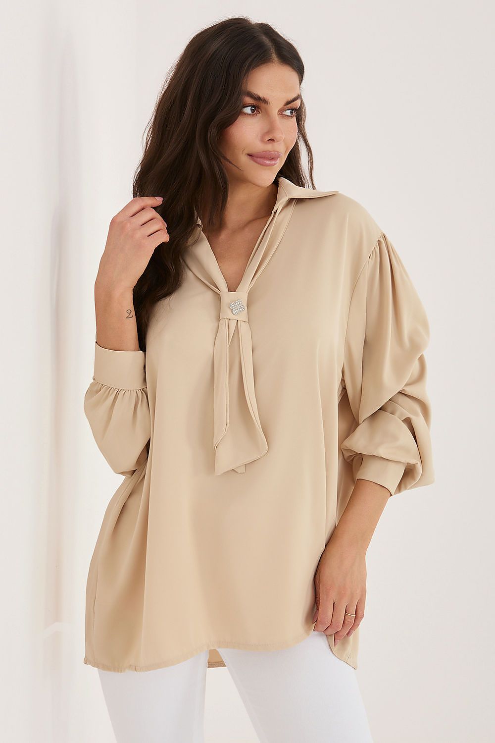 Blusa Mujer Elegante Escote V, Lazada Broche – Beige Natural | DOMELVA