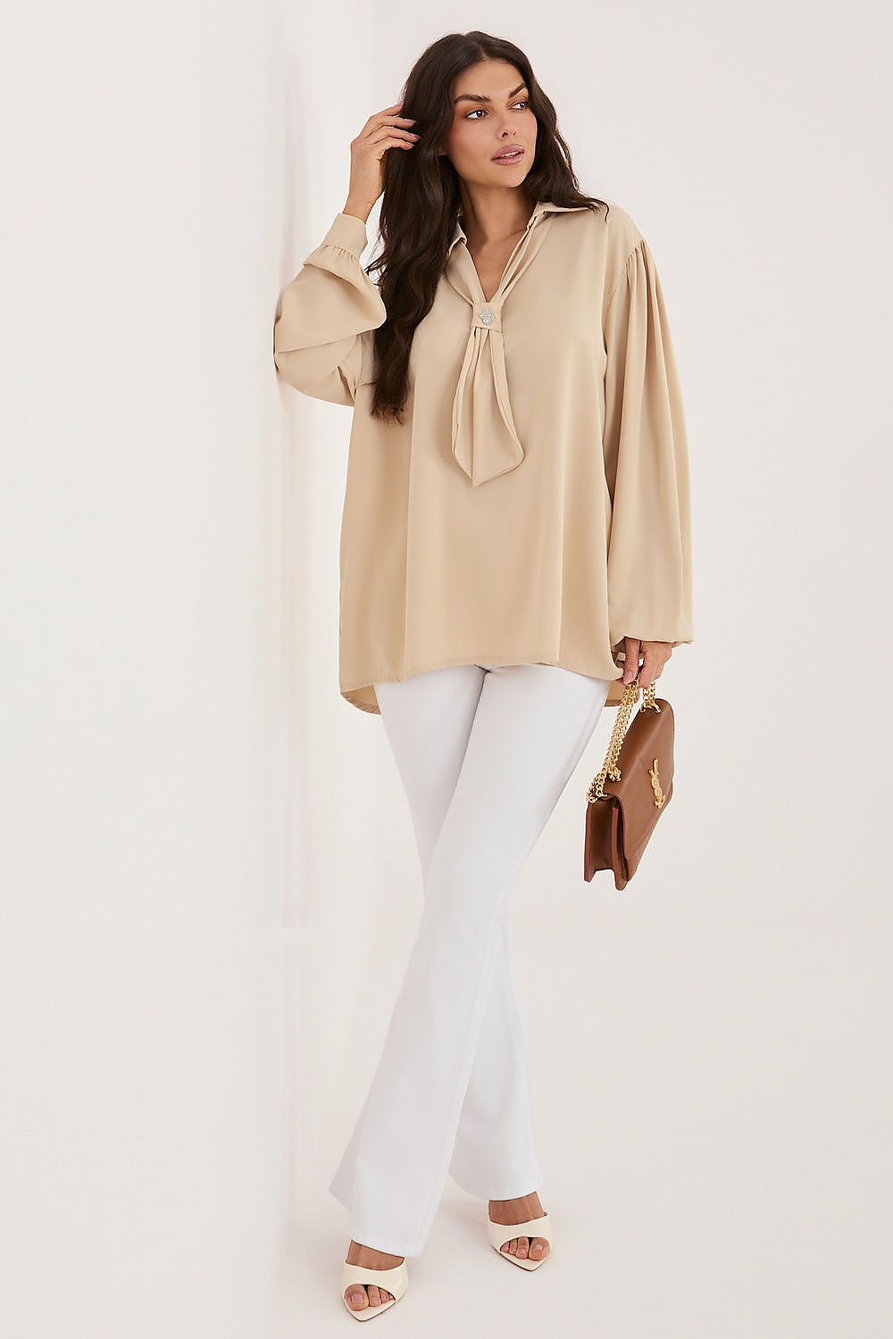 Blusa Mujer Elegante Escote V, Lazada Broche – Beige Natural – detalle 2 | DOMELVA