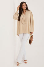 Blusa Mujer Elegante Escote V, Lazada Broche – Beige Natural – detalle 2 | DOMELVA
