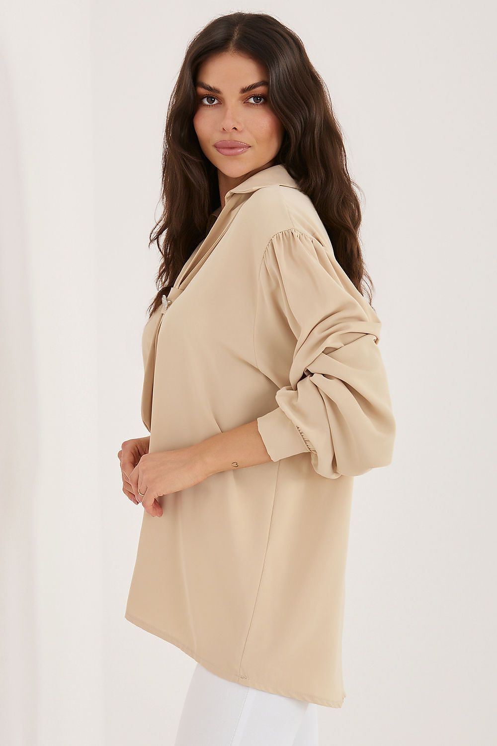 Blusa Mujer Elegante Escote V, Lazada Broche – Beige Natural – detalle 3 | DOMELVA