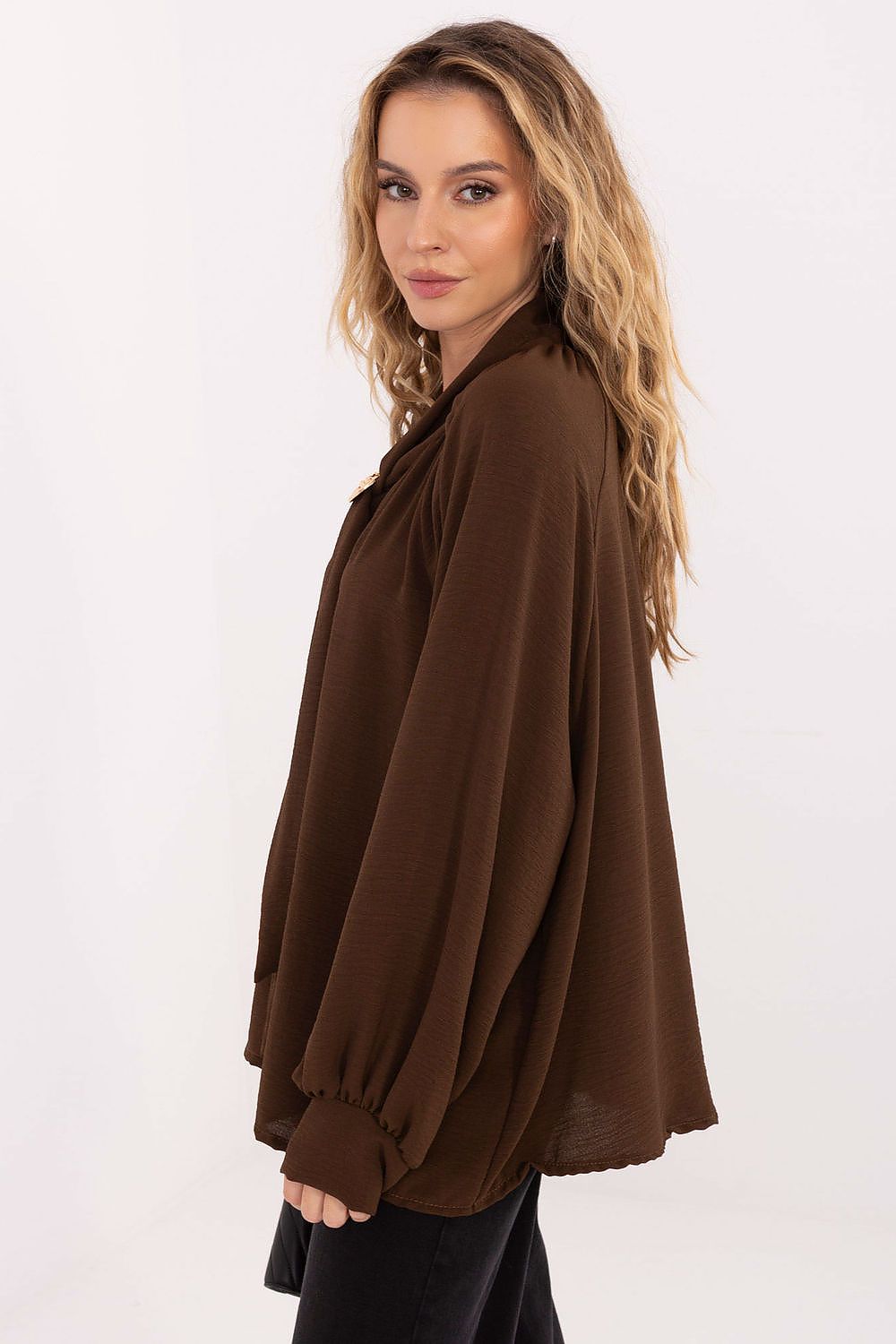 Blusa Mujer Fluida Viscosa Lazada Broche – Marrón Espresso – detalle 2 | DOMELVA