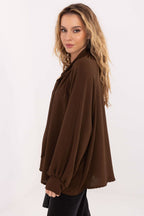 Blusa Mujer Fluida Viscosa Lazada Broche – Marrón Espresso – detalle 2 | DOMELVA