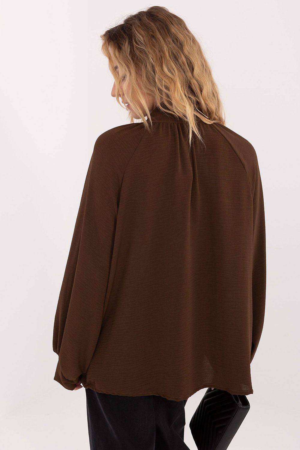 Blusa Mujer Fluida Viscosa Lazada Broche – Marrón Espresso – detalle 3 | DOMELVA