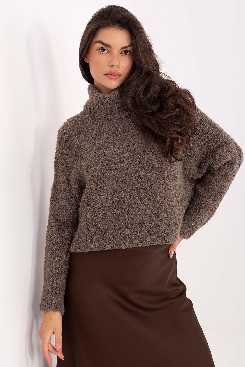Jersey Mujer Bouclé Cuello Alto – Marrón Avellana | DOMELVA