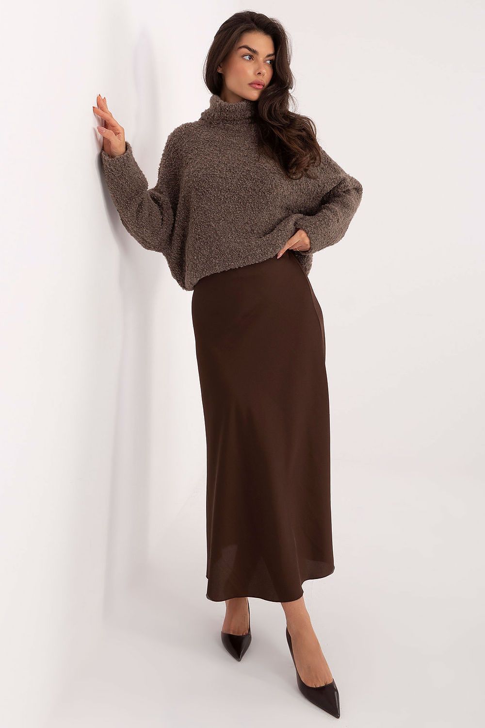 Jersey Mujer Bouclé Cuello Alto – Marrón Avellana – detalle 2 | DOMELVA