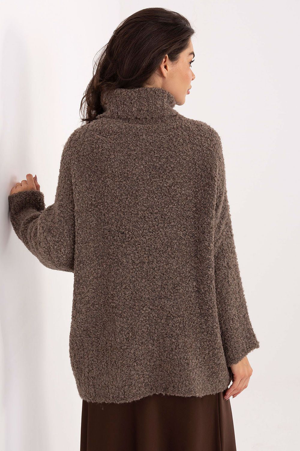 Jersey Mujer Bouclé Cuello Alto – Marrón Avellana – detalle 3 | DOMELVA