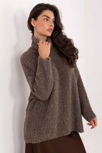 Jersey Mujer Bouclé Cuello Alto – Marrón Avellana – detalle 4 | DOMELVA