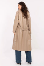 Gabardina Mujer Efecto Piel Lazada – Camel Claro – detalle 3 | DOMELVA