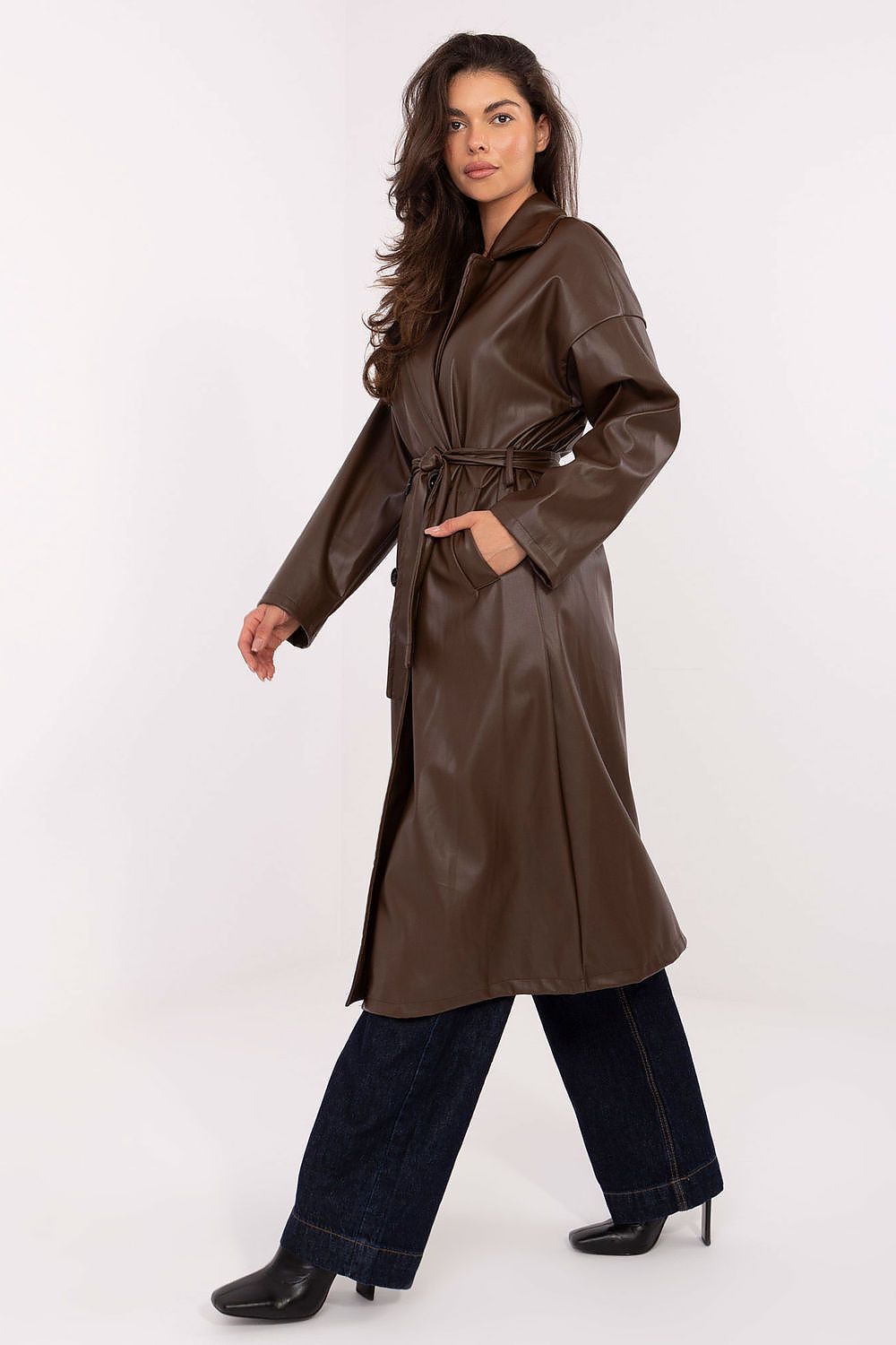 Gabardina Mujer Efecto Piel Lazada – Marrón Moka – detalle 2 | DOMELVA