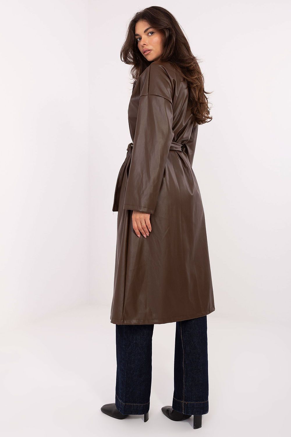 Gabardina Mujer Efecto Piel Lazada – Marrón Moka – detalle 3 | DOMELVA