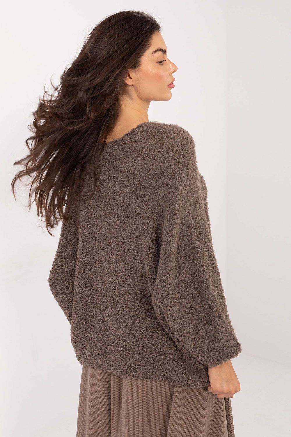 Jersey Mujer Bouclé Escote V – Beige Taupe – detalle 3 | DOMELVA