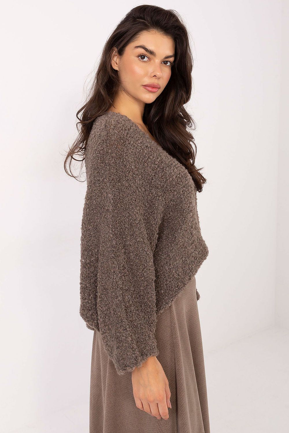 Jersey Mujer Bouclé Escote V – Beige Taupe – detalle 4 | DOMELVA