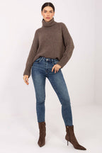 Jersey Mujer Cuello Alto Punto Grueso – Beige Almendra – detalle 2 | DOMELVA