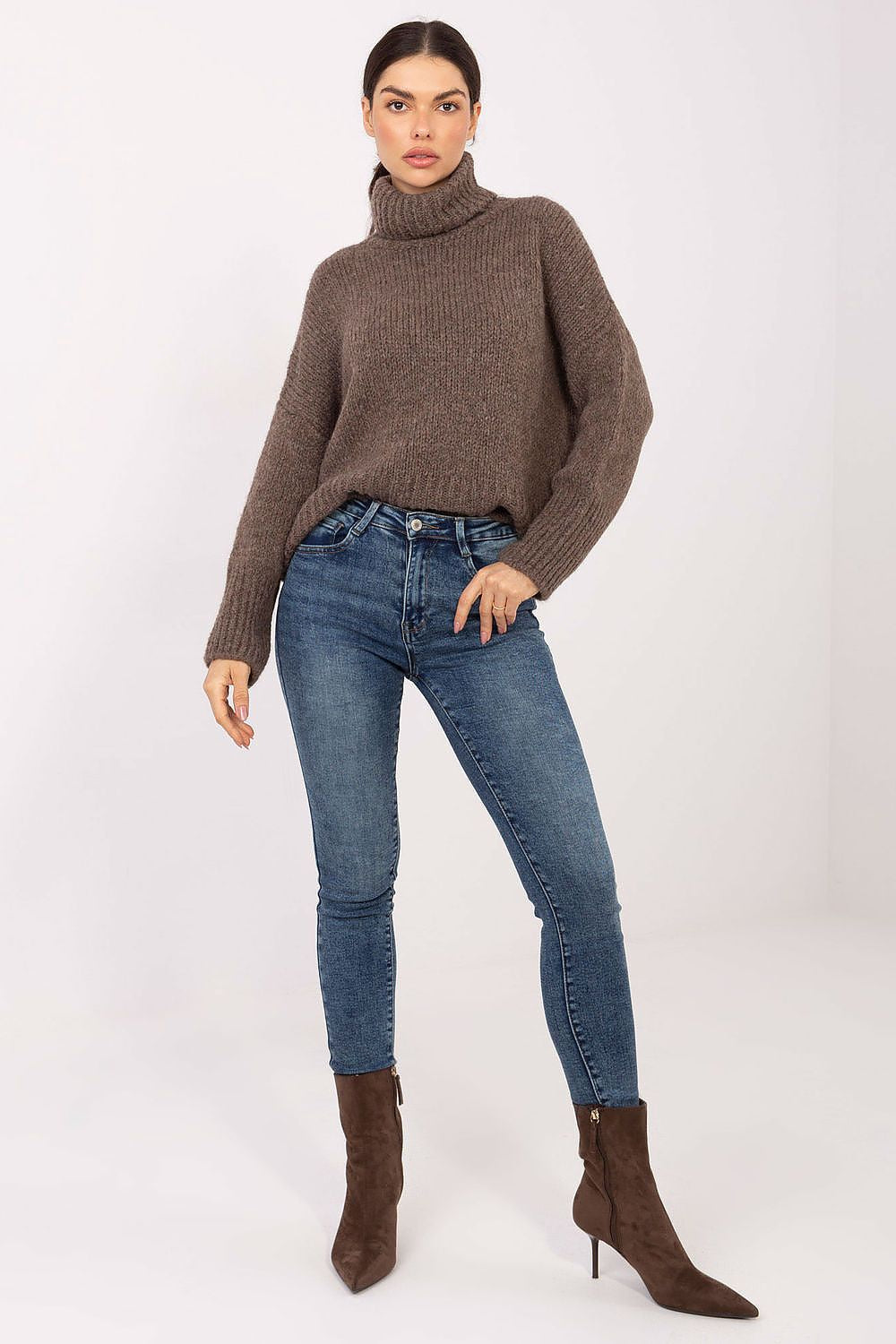 Jersey Mujer Cuello Alto Punto Grueso – Beige Almendra – detalle 2 | DOMELVA