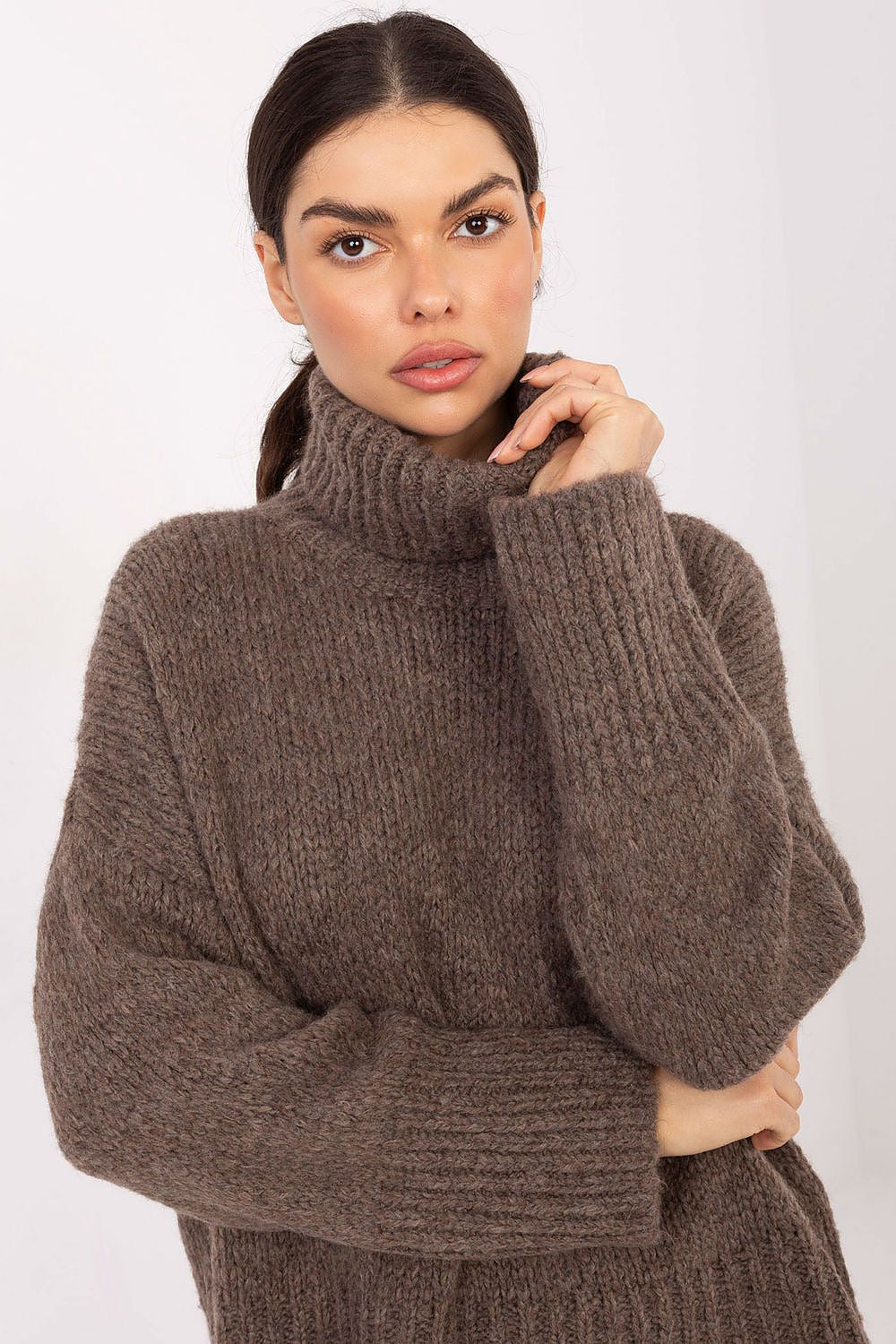 Jersey Mujer Cuello Alto Punto Grueso – Beige Almendra – detalle 4 | DOMELVA