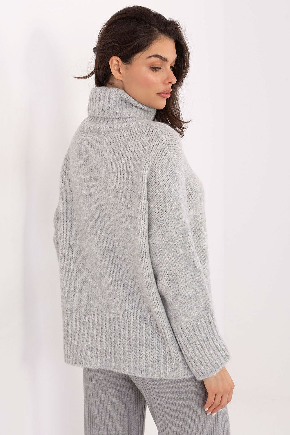 Jersey Mujer Cuello Alto Punto Grueso – Gris Ceniza – detalle 3 | DOMELVA