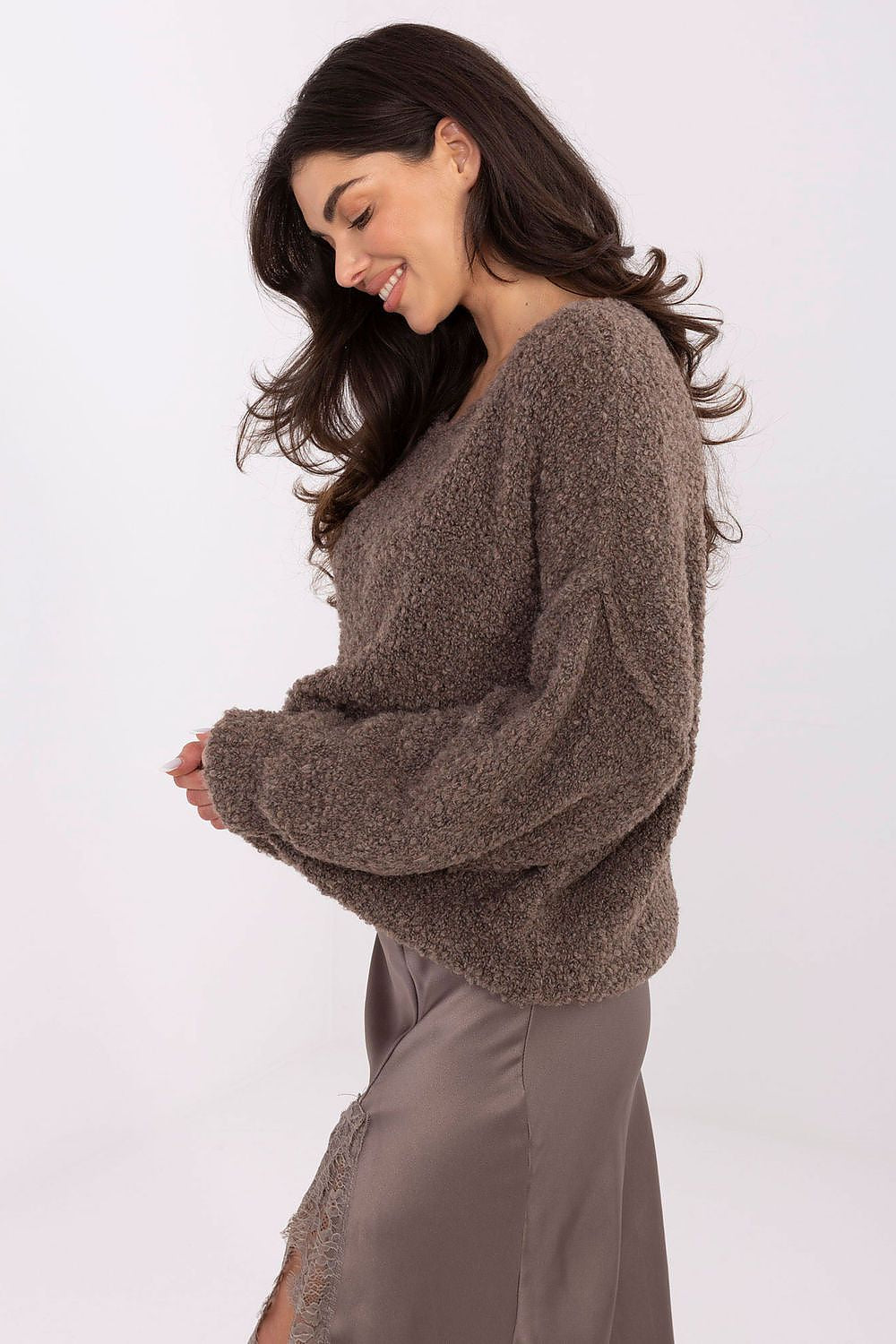 Jersey Mujer Punto Bouclé Cuello Redondo – Marrón Cacao – detalle 4 | DOMELVA