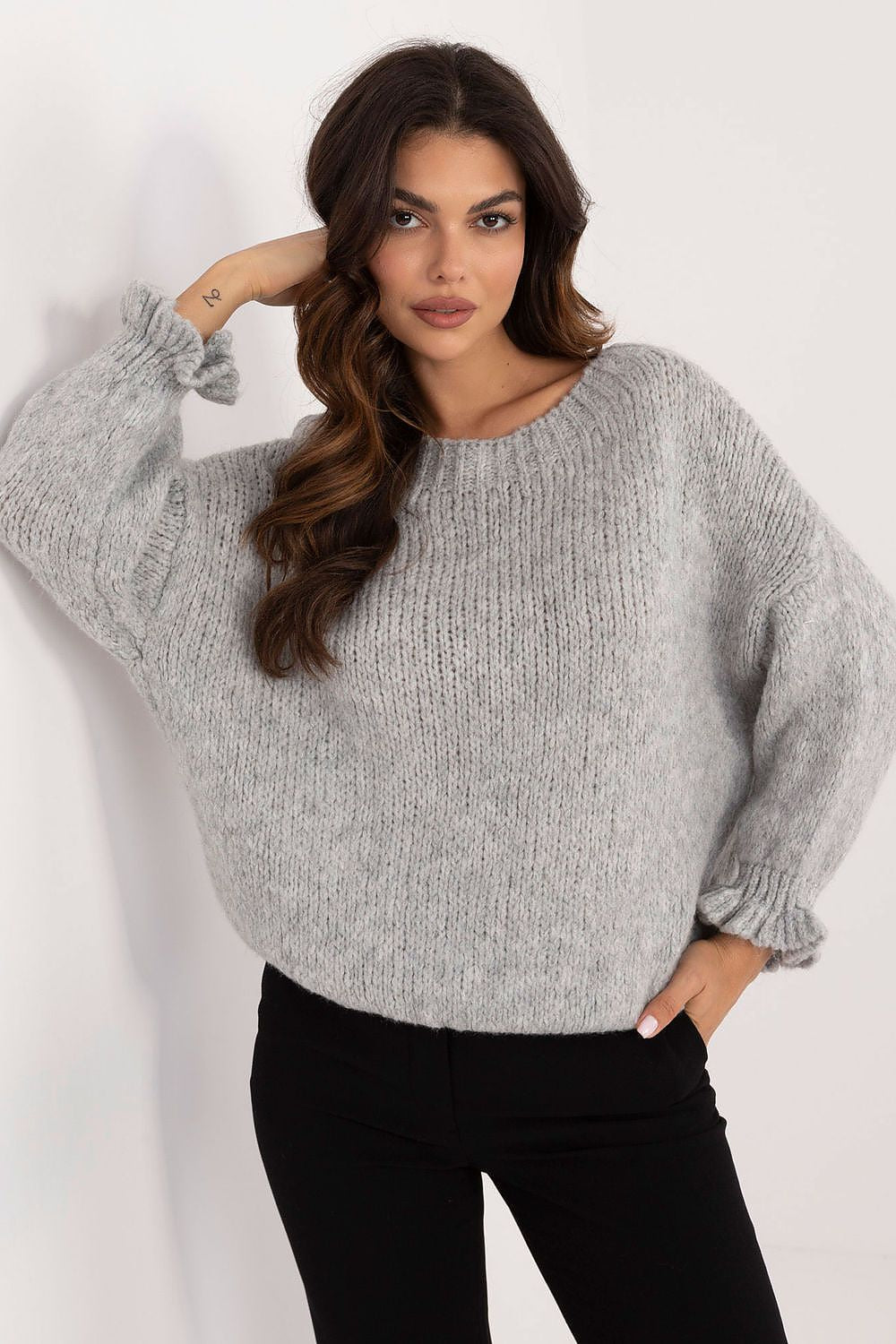 Jersey Mujer Punto Fino Cuello Redondo Volantes – Gris Piedra | DOMELVA