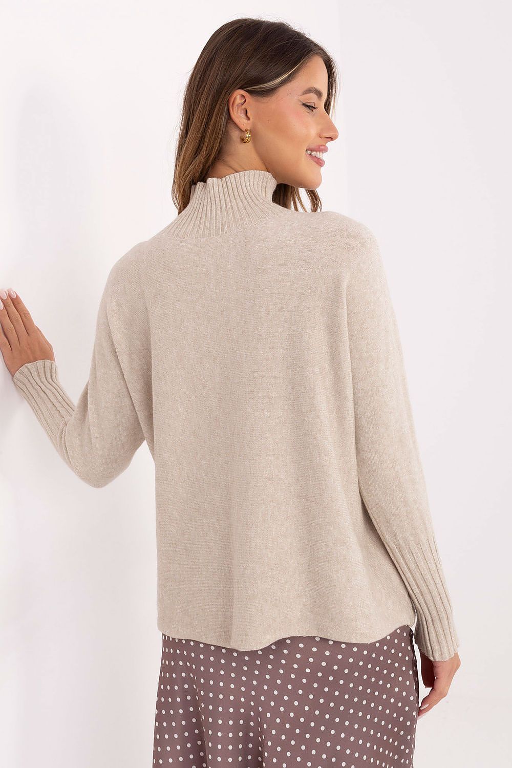 Jersey Mujer Punto Suave Cuello Alto – Beige Écru – detalle 3 | DOMELVA