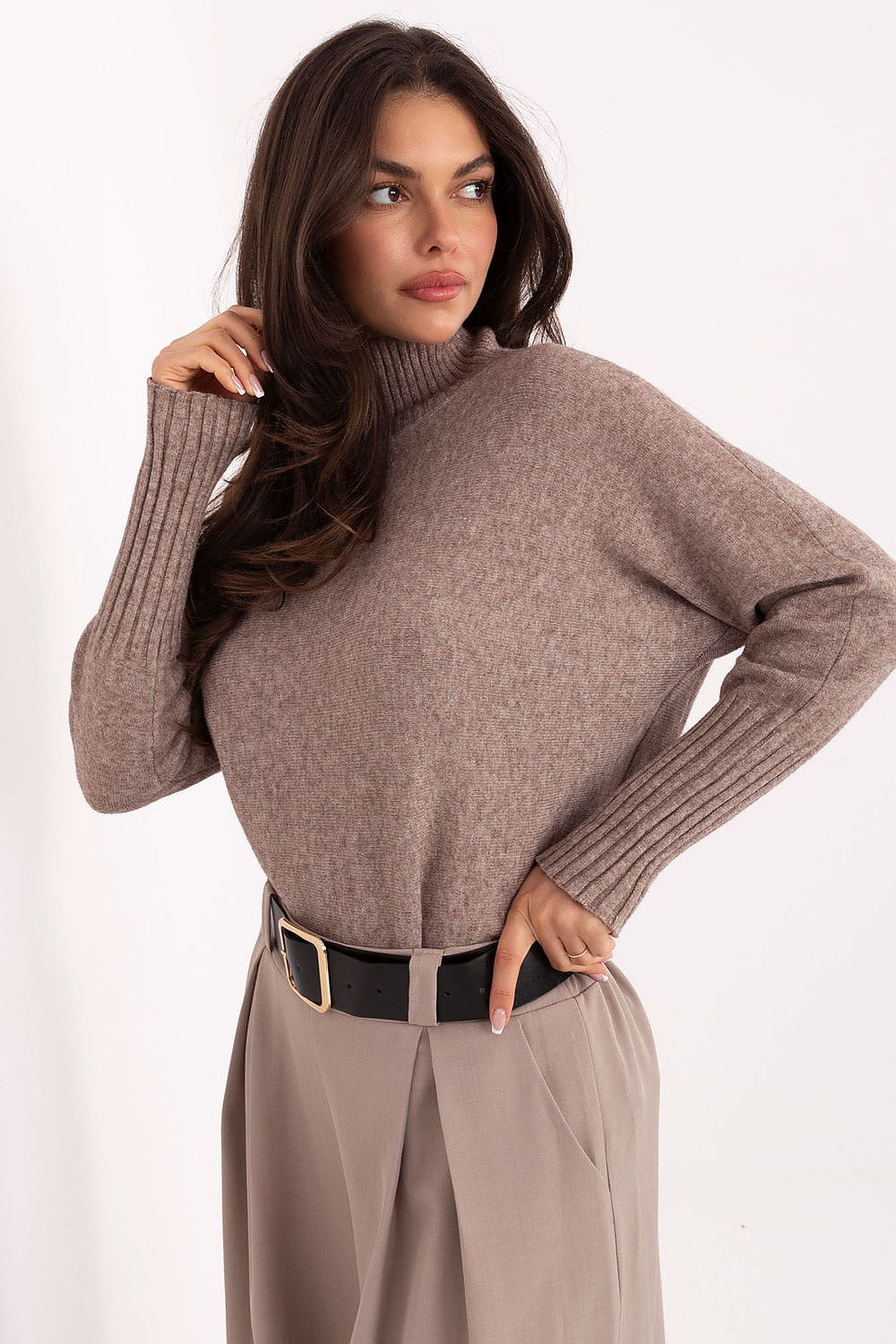 Jersey Mujer Punto Suave Cuello Alto – Beige Topo – detalle 2 | DOMELVA