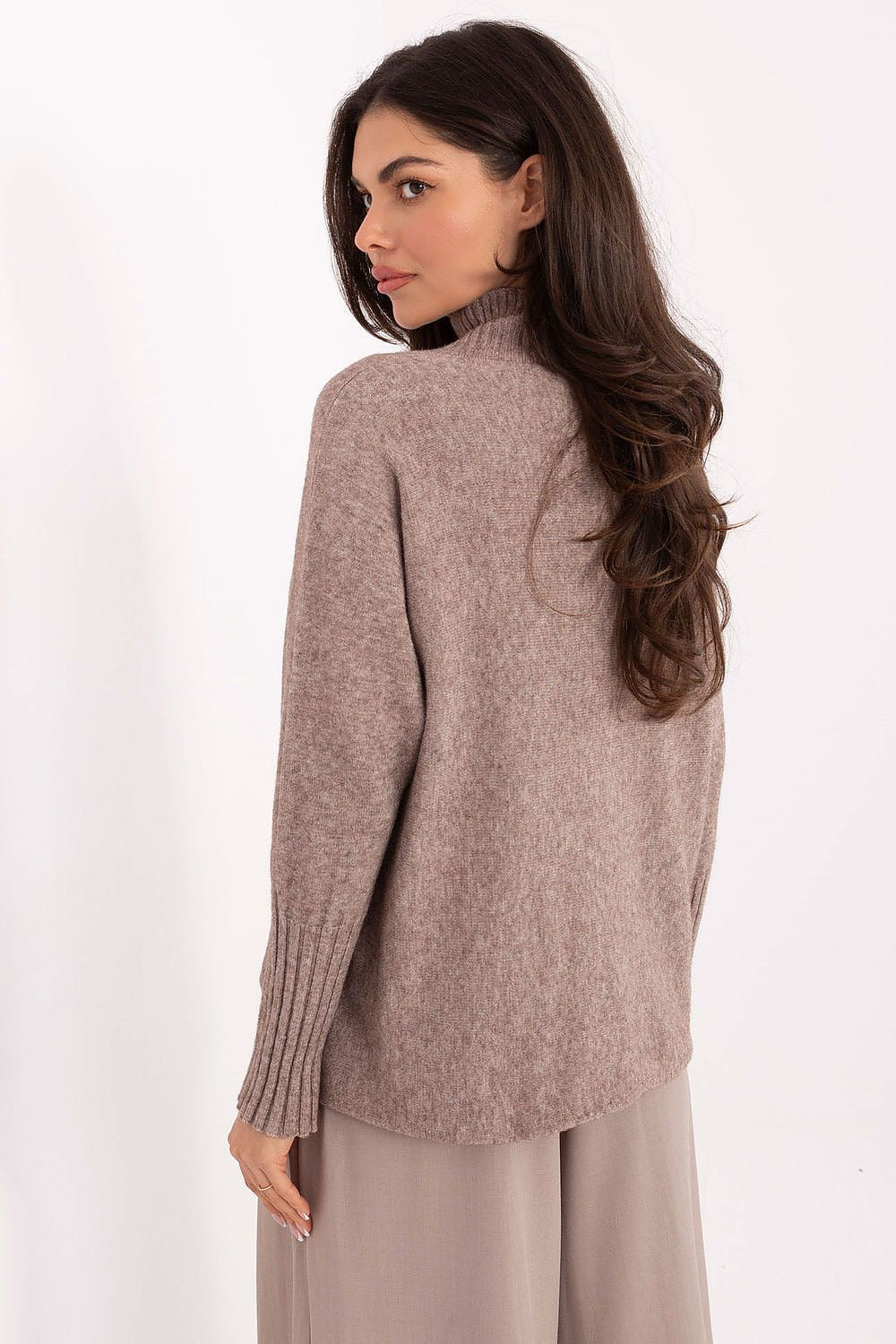 Jersey Mujer Punto Suave Cuello Alto – Beige Topo – detalle 3 | DOMELVA
